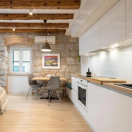 Cozy Hidden Gem In The Old Town Апартаменты *