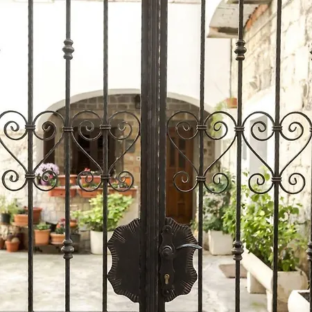 Апартаменты Cozy Hidden Gem In The Old Town